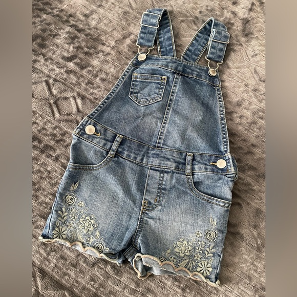 Pre-loved floral Oshkosh Overall shorts 🌸 - Picture 1 of 4